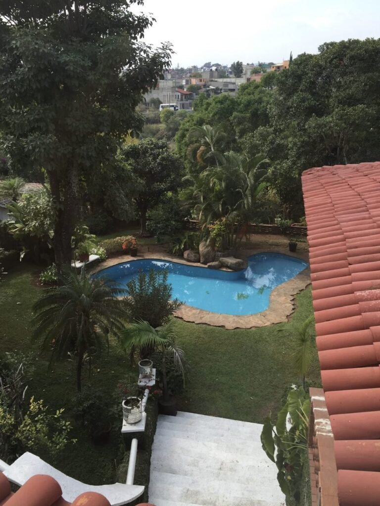 Vista del jardín y la alberca desde la planta alta – casa en venta en Tlaltenango, Cuernavaca, Morelos
