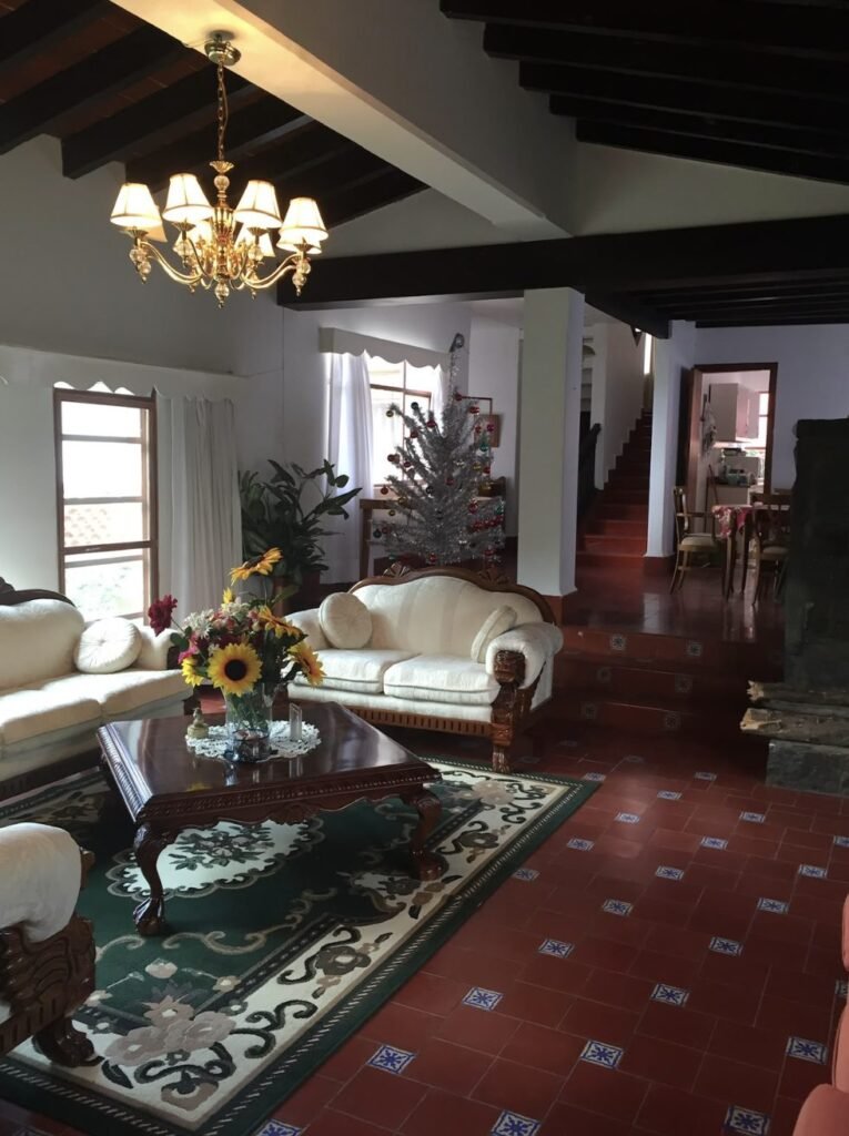 Sala con vigas de madera y candiles – casa en venta en Tlaltenango, Cuernavaca, Morelos